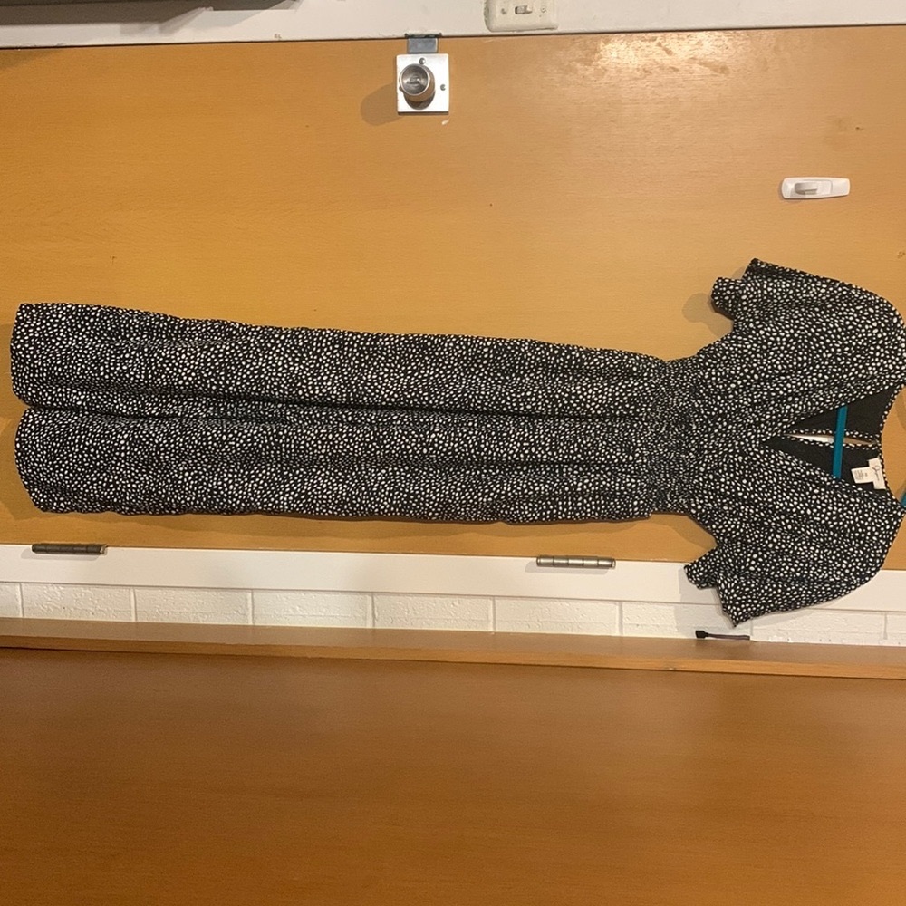 Short sleeve jump suit with pockets. Women’s size XS